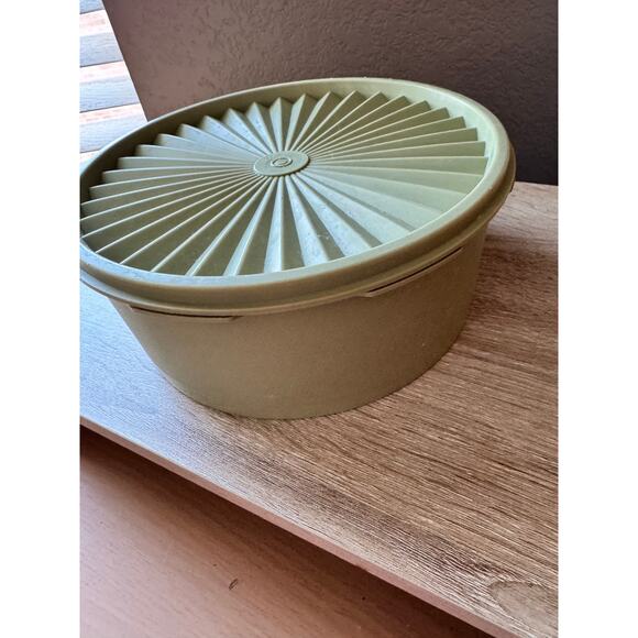 Vintage Tupperware Storage Bowl with Lid - 8" Diameter - Picture 8 of 11